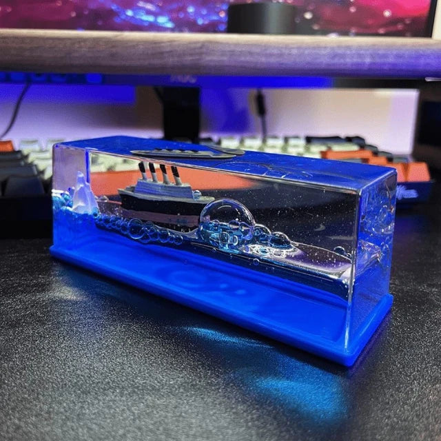 Serenique Drift Bottle, blaue Ausführung mit Kreuzfahrtschiff, auf einem Schreibtisch