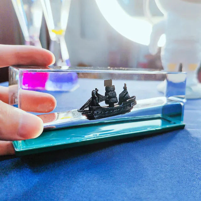 Serenique Drift Bottle, klare Ausführung mit schwarzem Segelschiff