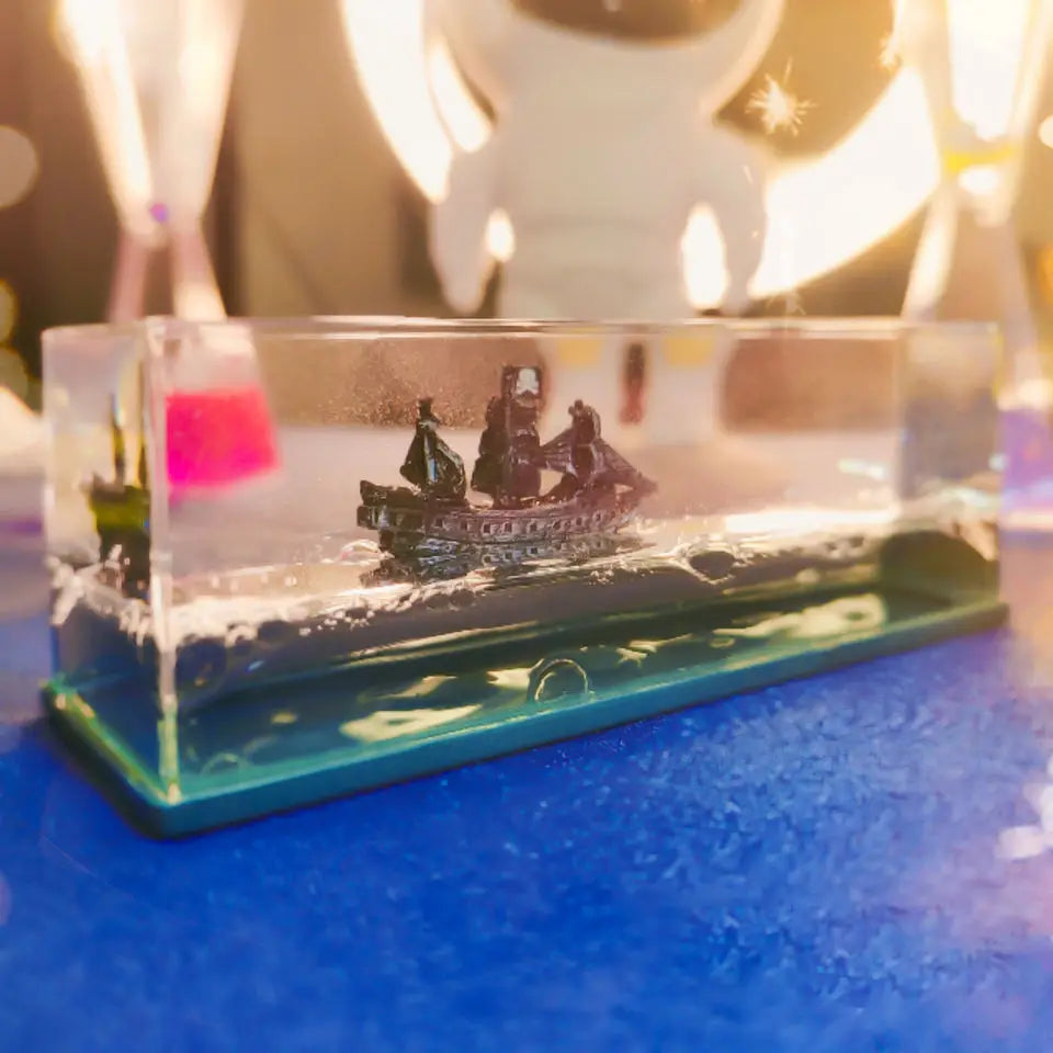 Serenique Drift Bottle – beruhigende Schreibtisch-Deko mit Schiff in Wellen