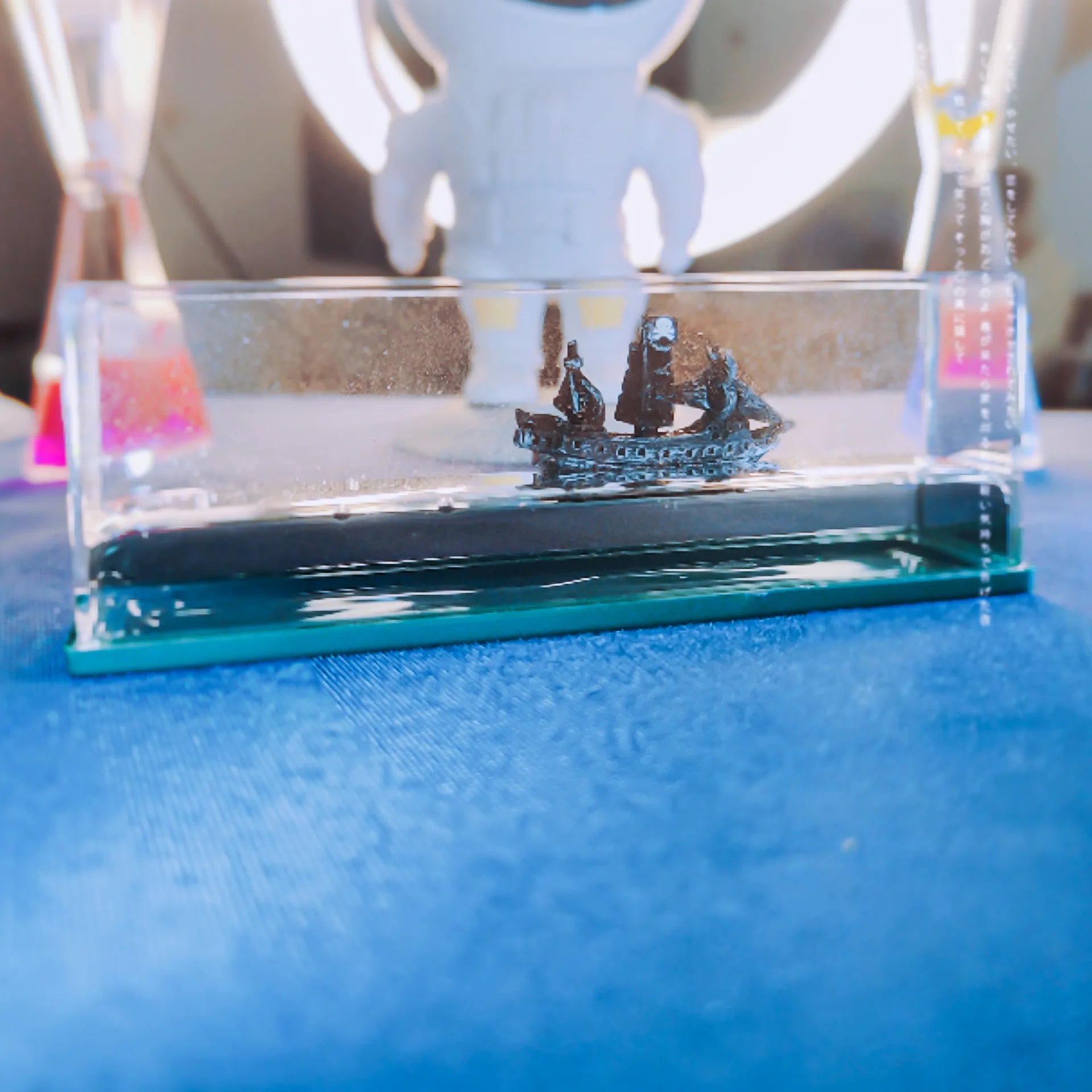 Serenique Drift Bottle – beruhigende Schreibtisch-Deko mit Schiff in Wellen
