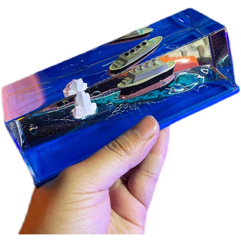 Serenique Drift Bottle – beruhigende Schreibtisch-Deko mit Schiff in Wellen